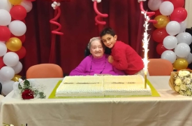 L’abbraccio per i cento anni di nonna Giulia