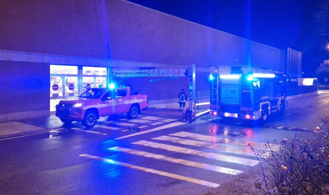 I vigili del fuoco sono intervenuti per domare le fiamme e mettere in sicurezza il parcheggio