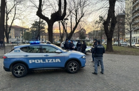 Pugno al vigilante per fuggire con la refurtiva: manette