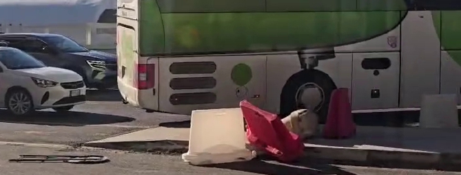 Sosta selvaggia, pullman in retromarcia a Malpensa