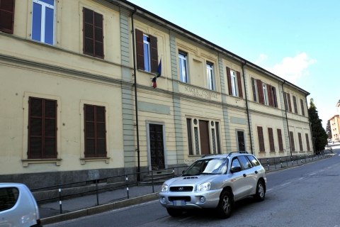 Varese, furto di scarpe alle Elementari