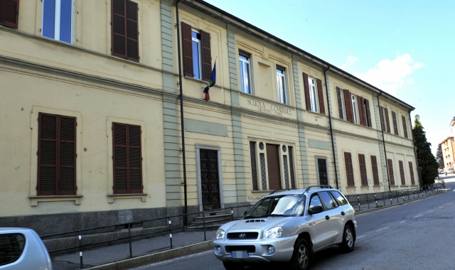 La scuola Parini di Giubiano dove sono sparite circa quaranta paia di calzature per la ginnastica. 