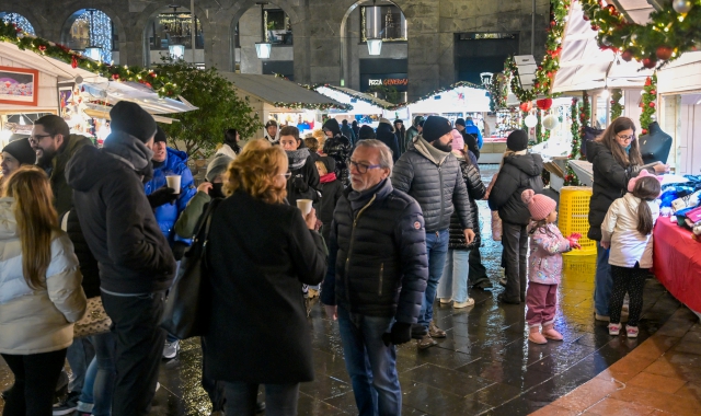 L’inizio dello shopping natalizio con le bancarelle nel centro di Varese