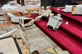 Entra in chiesa e danneggia le statue: arrestato