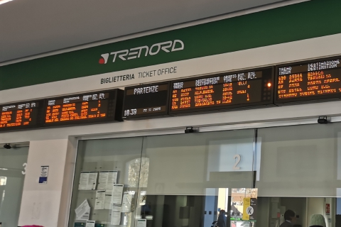 Varese, salta un treno su tre