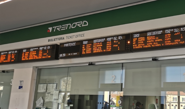 Il tabellone di arrivi e partenze, oggi, venerdì 28 novembre, alla stazione Rfi di Varese
