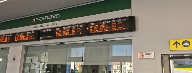 Varese, salta un treno su tre