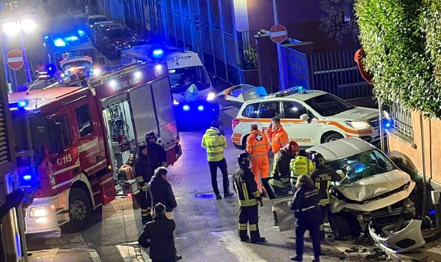 Scontro tra auto, cinque feriti