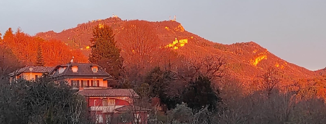 Alba rossa al Sacro Monte