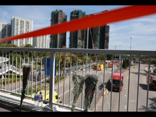 Tre giorni lutto a Hong Kong, 128 i morti nel rogo