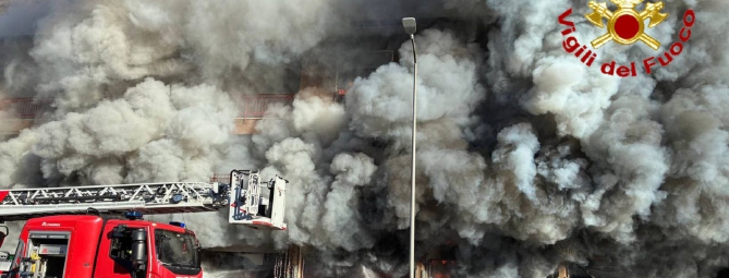 Le fiamme, il fumo, i soccorsi (VIDEO)