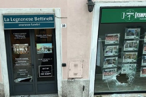 Doppia spaccata, vetrina delle onoranze funebri sfondata