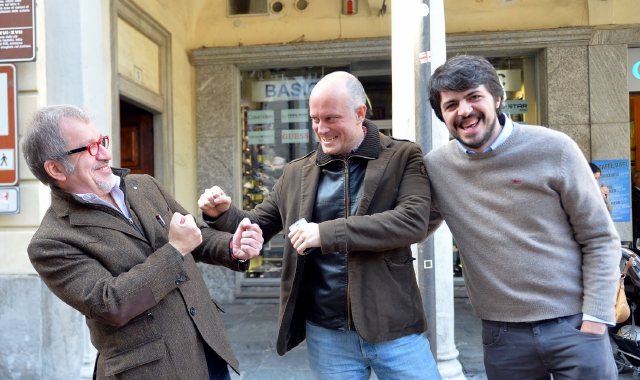 Roberto Maroni, Andrea Mascetti e Marco Pinti sotto la sede della Lega a Varese in un’immagine di dieci anni fa