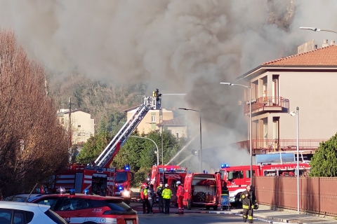 Incendio a Laveno, controlli sull’aria