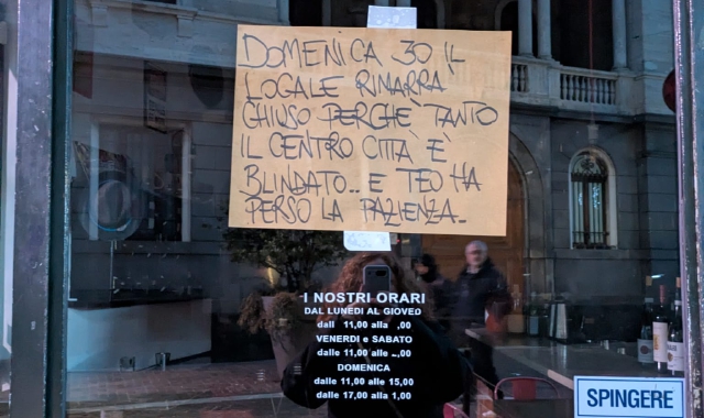 Il cartello sulla porta dell’attività di ristorazione
