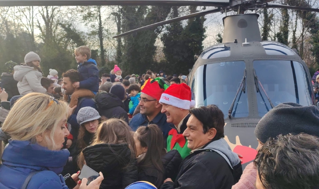 Babbo Natale arriva in elicottero: in mille a Samarate
