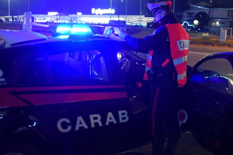 La figlia di 3 mesi cade dal letto, lei è distesa ubriaca: denunciata