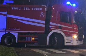 Auto fuori controllo finisce nel bosco a Castello Cabiaglio