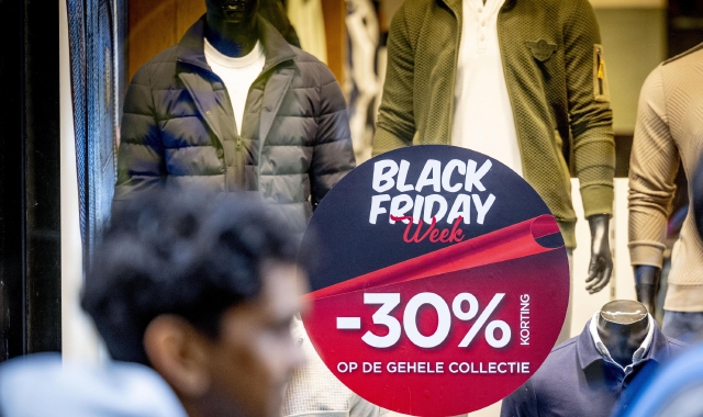 Nella foto al centro, Rudy Collini, presidente di Confcommercio provincia di Varese:  conferma un cauto ottimismo dei negozianti in vista delle feste