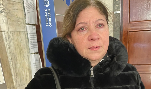 Un momento drammatico del video girato dalle telecamere di videosorveglianza davanti alla sede Sky: Gianni Sala, bloccato a terra, è morto subito dopo. Al centro la madre, di Germignaga  