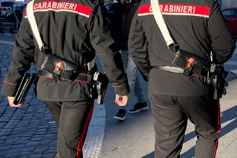 Si travestono da carabinieri e derubano un’anziana