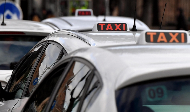 Prende il taxi e va a rubare: denunciato