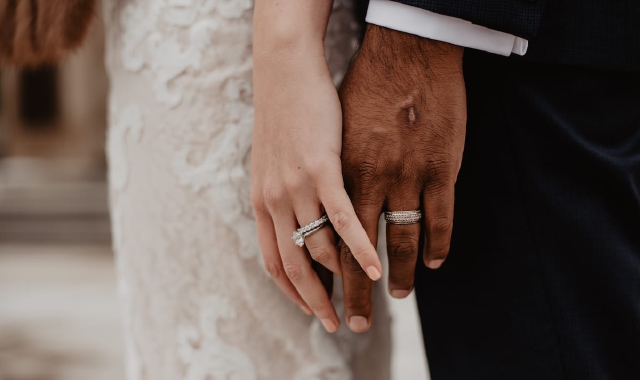 Prima le zitelle ora gli sposati. L’ironia cambia