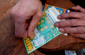 Rubano due pacchi di Gratta e vinci, fermati prima di incassare