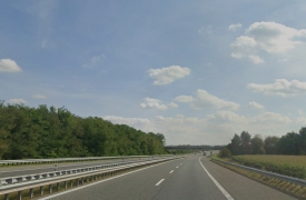 Il bosco dello spaccio accanto all’A26