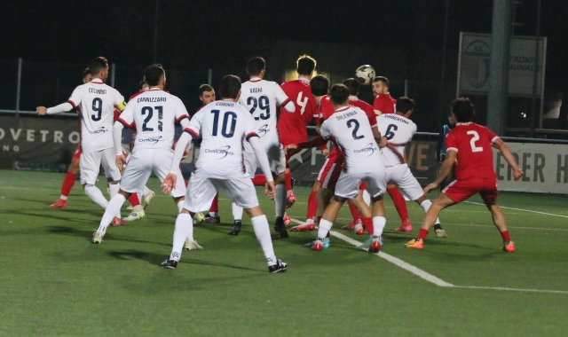 Per la Caronnese tre giorni di fuoco: sabato l’Arconatese e mercoledì la semifinale di Coppa Italia contro la Solbiatese (nella foto Ghiotto il match contro l’Arcellasco)