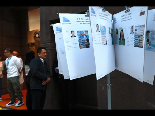 Dopo l'incendio, Hong Kong alle urne per eleggere parlamentari