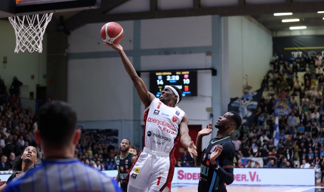Carlos Stewart a canestro contro Cremona (foto Ciamillo)