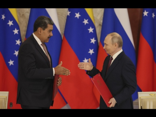 Putin parla con Maduro, 'solidarietà contro le pressioni esterne'