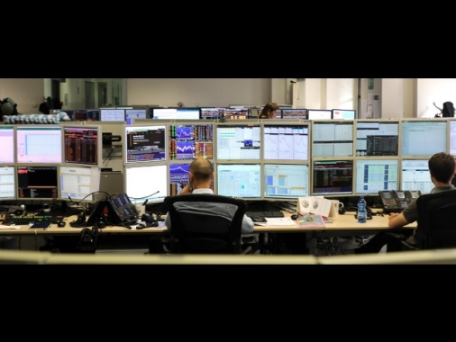 Borsa: Milano in calo con l'Europa, settore difesa sotto pressione