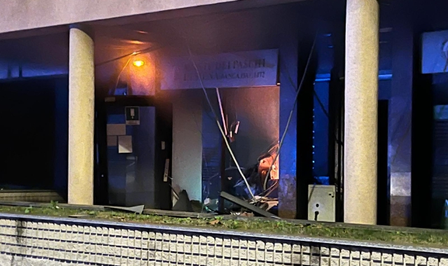 Fanno saltare il bancomat, colpo da 30mila euro