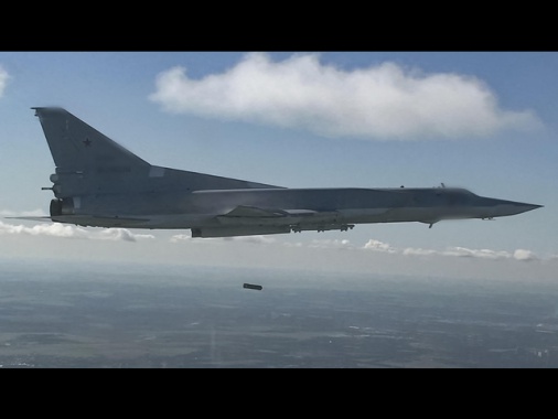 Tass, 'bombardieri russi su mari Barents e Norvegia, decollano aerei stranieri'