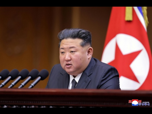 Kim Jong Un ordina di espandere la produzione di missili nel 2026