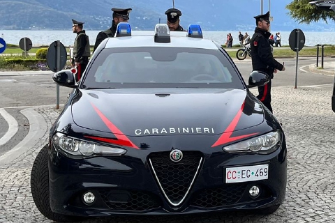 Lite al bar tra due coppie per il conto