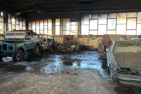 Notte di fuoco e di mistero: quattro auto bruciate