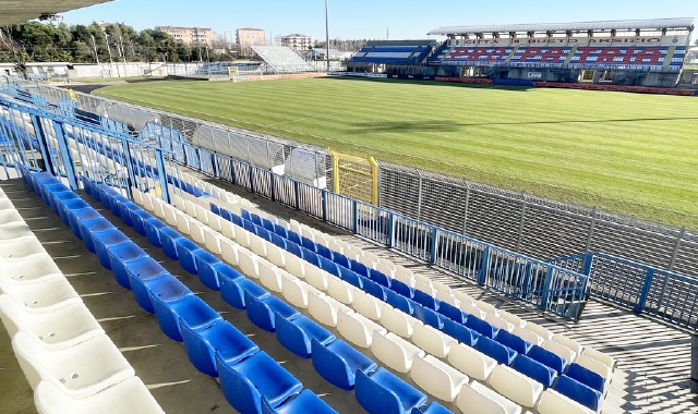 La tribuna dello stadio Speroni di via Cà Bianca, il Comune si è detto interessato all’ipotesi di venderlo per dare un futuro alla Pro Patria (foto Ghiotto)