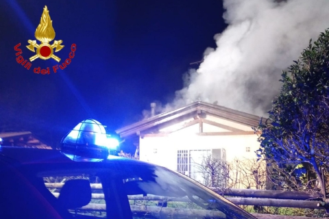 Golasecca, tetto in fiamme