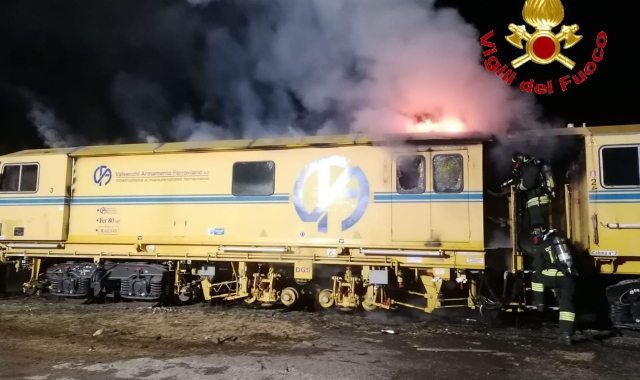 Una squadra dei vigili del fuoco al lavoro