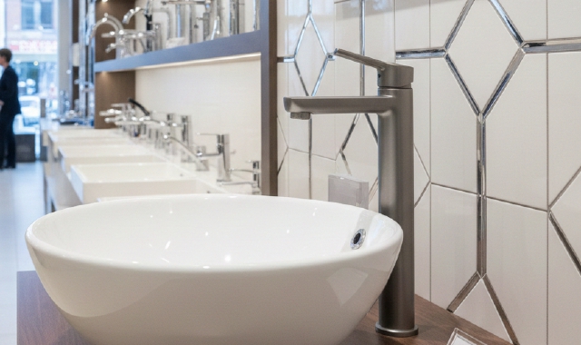 Un rubinetto in un negozio di fai-da-te