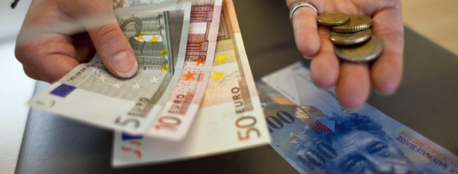 Il franco svizzero chiude col botto: brindano i frontalieri