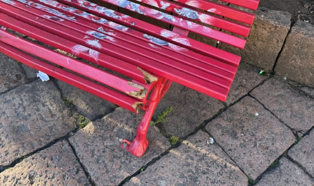 «La panchina rossa cade a pezzi»