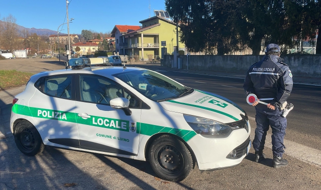 Danneggia un’auto e scappa. Ma la polizia locale lo rintraccia