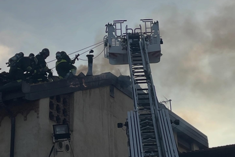 Incendio in piazza a Daverio, viabilità interrotta