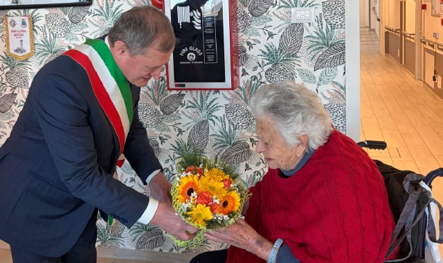 Il sindaco Franco Ghiringhelli con la centenaria Antonia Villa 