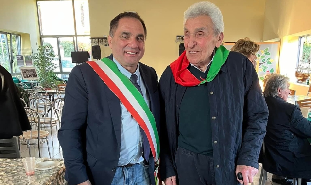 Pino Silocchi alla commemorazione della strage della Polveriera con il sindaco di Castelletto Ticino, Massimo Stilo