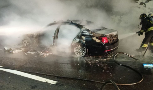Auto a fuoco sull’A26: illesi gli occupanti
